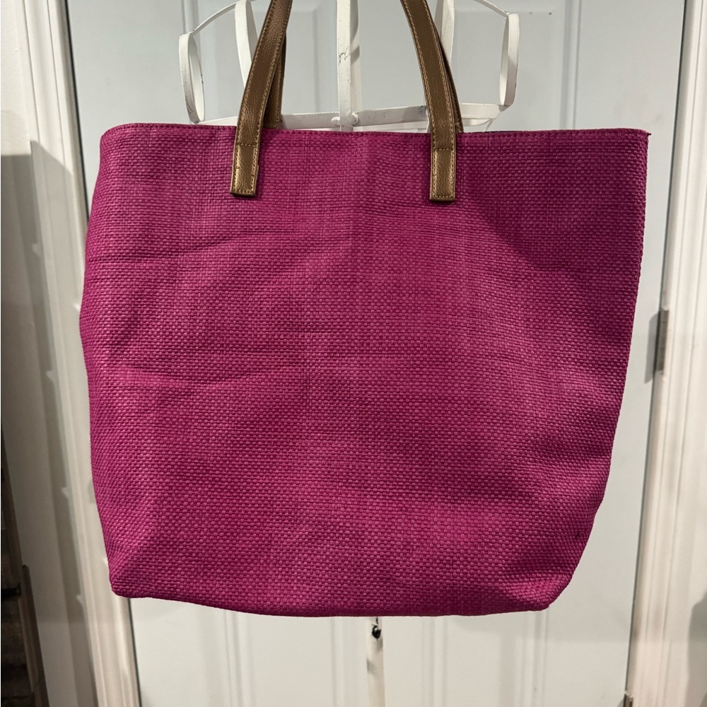 A fuchsia tote pursue